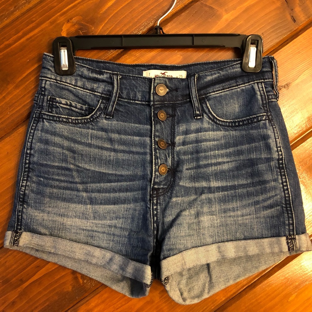 Hollister high-wasted shorts🔷